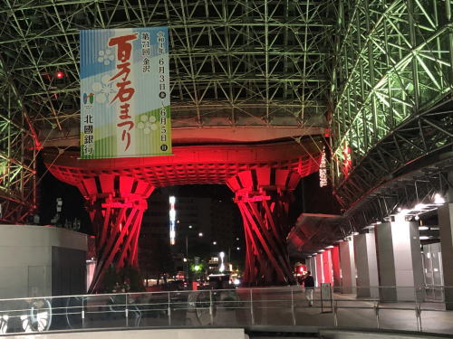 客万石まつりの垂れ幕と鼓門