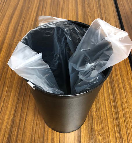 黒いごみ箱にレジ袋を入れてみました
