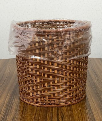 茶色のごみ箱に15Lのポリ袋を入れてみた