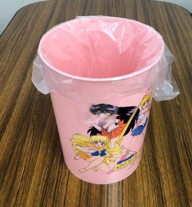 セーラームーンのごみ箱にレジ袋を入れてみました