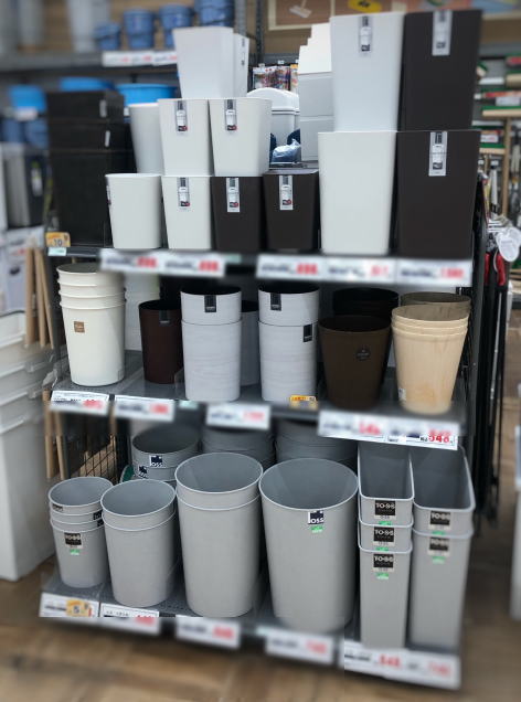 ホームセンターに並んでいるごみ箱