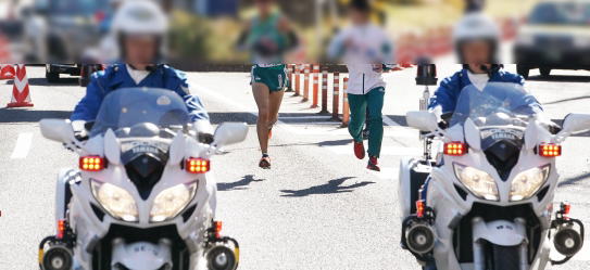 マラソンでの白バイの画像