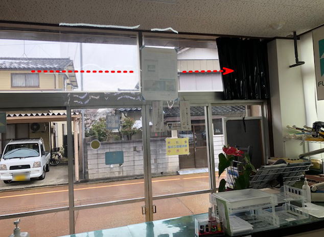 普段は閉じるカーテンの様子