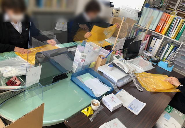 ランドセルカバーの袋詰めの作業