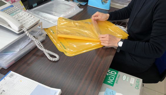 丁寧に袋詰めしています。