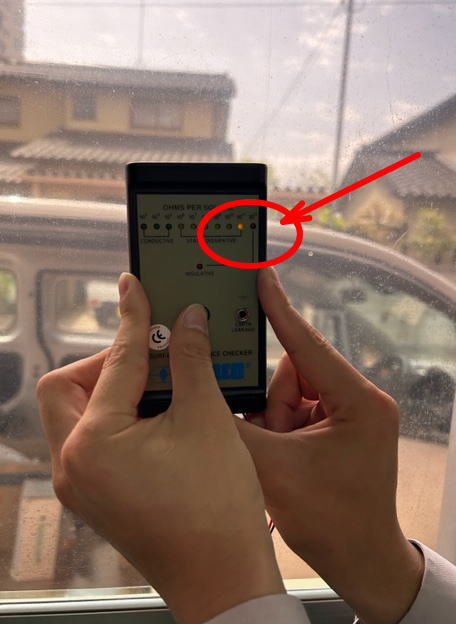 窓に貼ったビニラスを測定