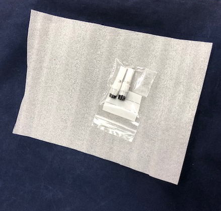 今回包むツギピンと発砲の紙