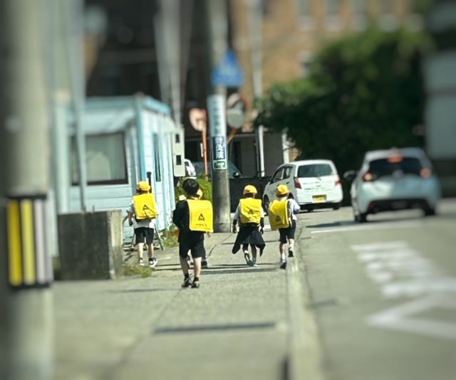 帰宅途中の1年生の集団