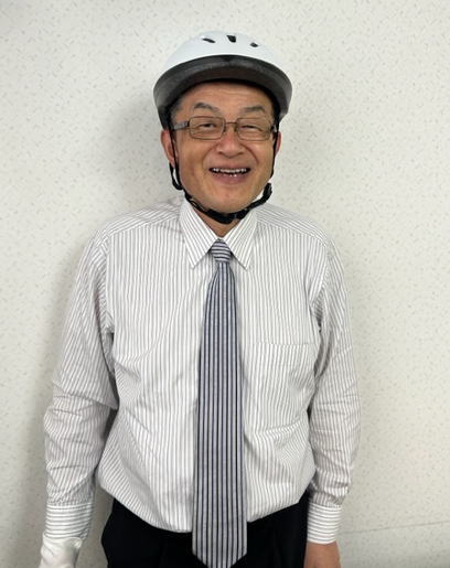 ヘルメットをかぶって喜ぶ社長