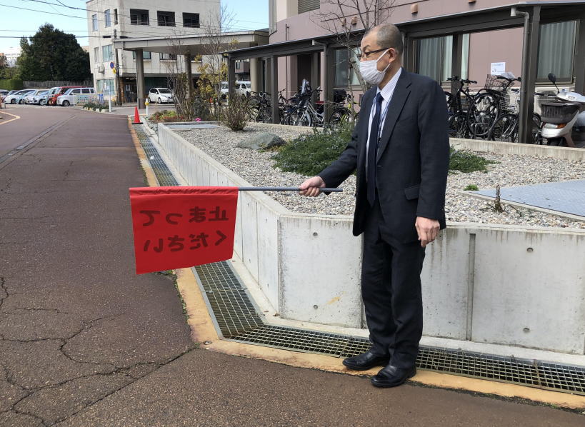止まれ旗の裏側