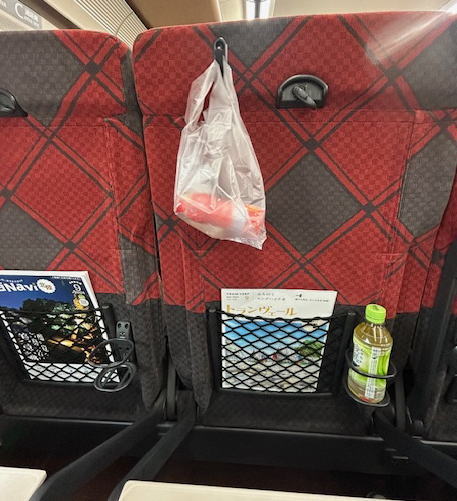 手提袋はぶら下げるのに便利です