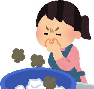 ごみ箱を開けて嫌な臭いに顔をしかめる