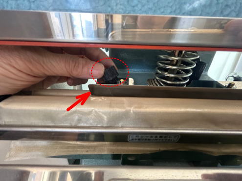 シールげーぞをはめ込みネジを再度止めます