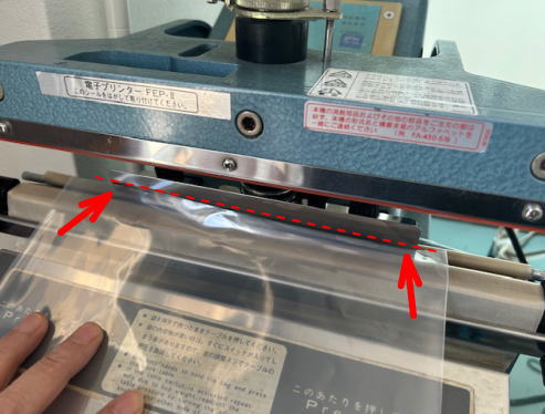 シールゲージに袋を当てる画像