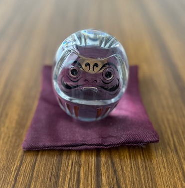 ラメ入りの布でつくったダルマの座布団