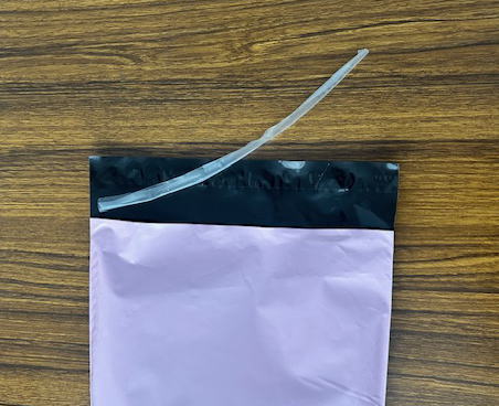 口には接着テープがついています。