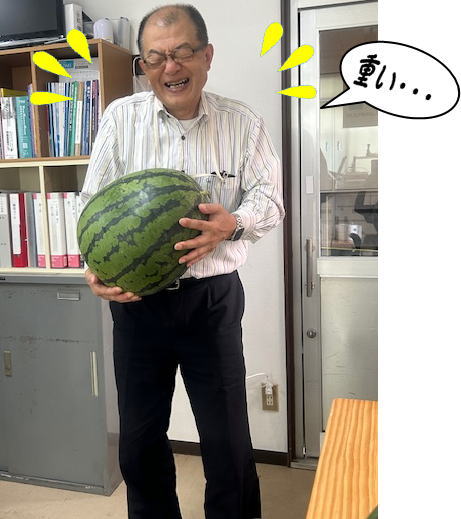 スイカを持つ社長