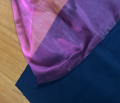 紫のチュールと紺色の布