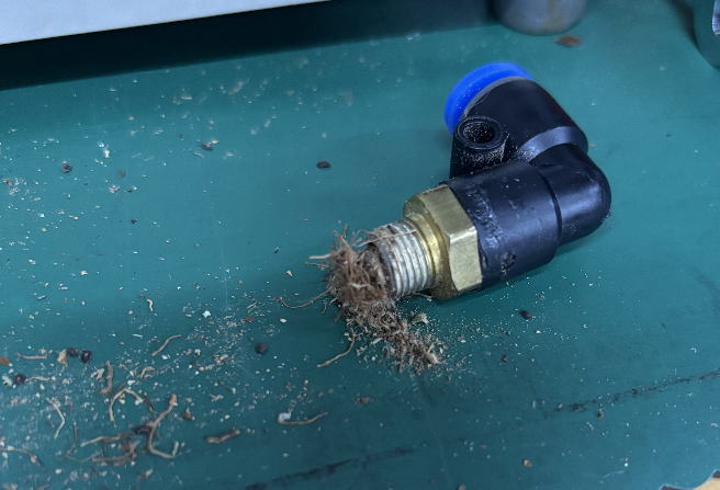 藁で詰まった機械