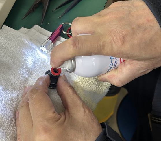 穴にアルコールを噴射