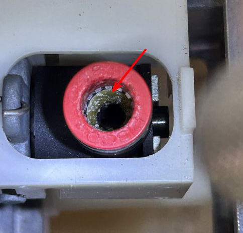 穴にノズルのカスが詰まった様子