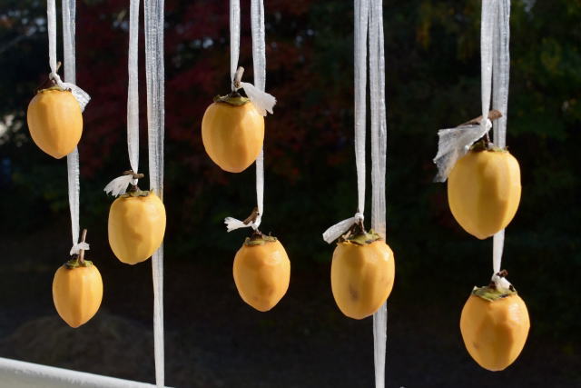 PPの紐でつるしてある柿