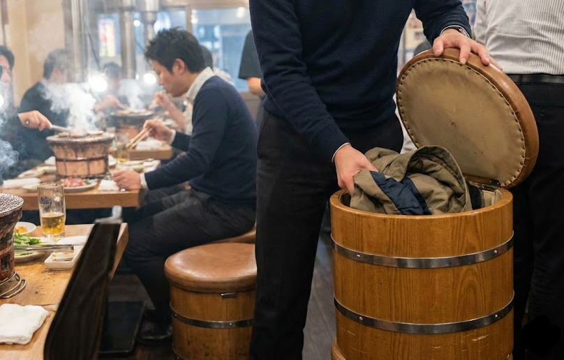焼肉屋で袋を椅子の下に入れる様子