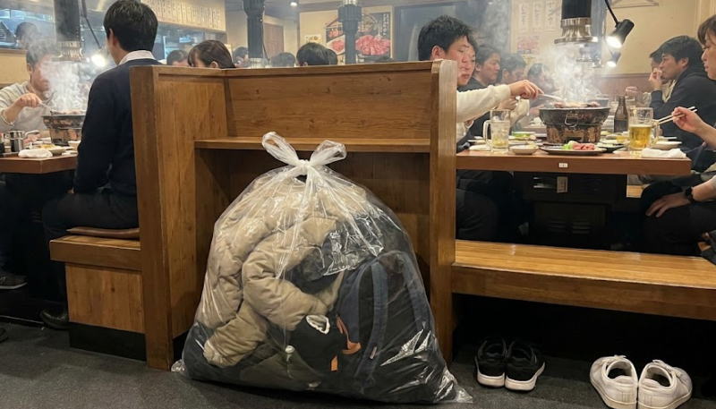 焼肉屋で袋ビニール袋に入れてまとめてある様子