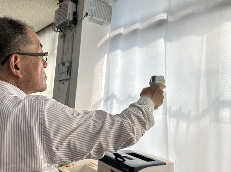 カーテンの効果を実験する社長