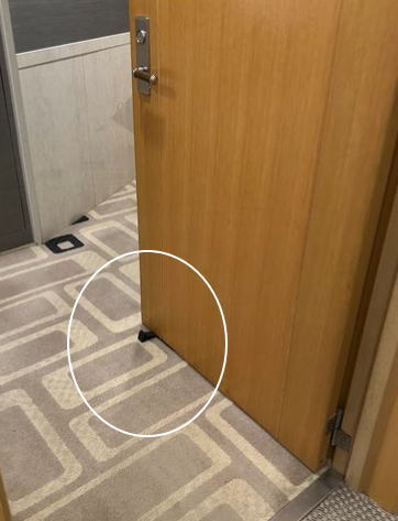 ドアにストッパー