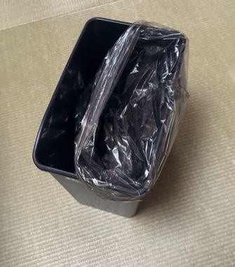 袋が小さくて入りきらない様子