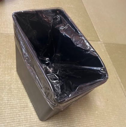 ごみ袋がごみ箱にちょうどいい感じでフィットしています。