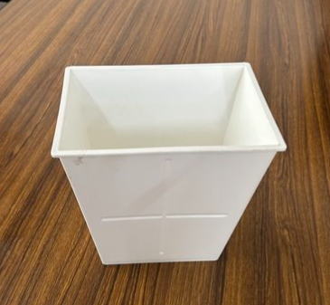 小さな城のごみ箱