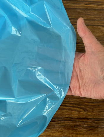 青のポリ袋の透け具合、ほんのり手が見えます