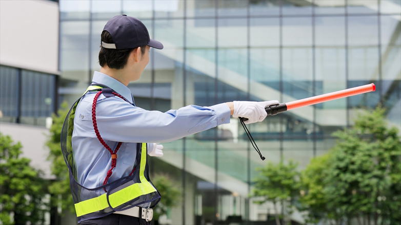 誘導灯を持って誘導している様子