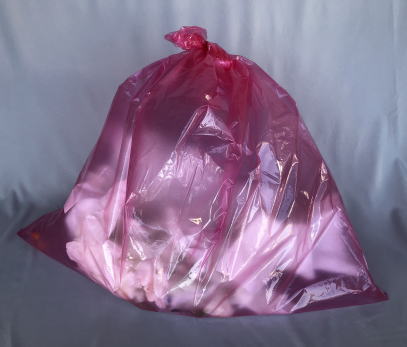 半透明赤の袋にごみを入れた場合の透け具合