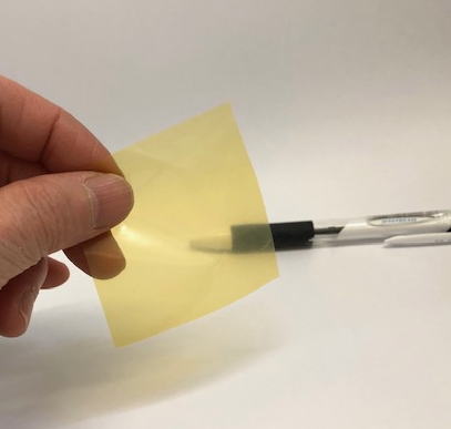 サンブロックエコの透け具合。向こうのボールペンが見えます。