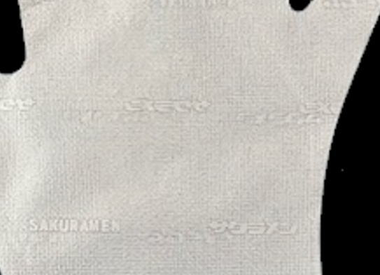 エンボスの様子、サクラメンの文字が入っています