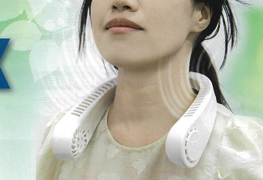ネックファンをつけている女性の画像
