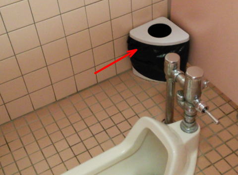 トイレのサニタリーボックスに黒の袋を設置した画像