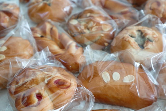袋に入った菓子パン画像