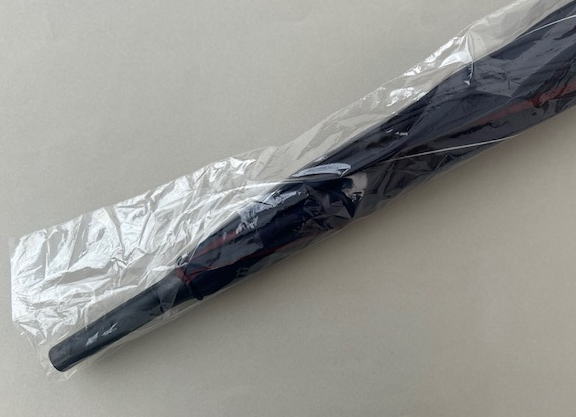 透明傘袋に傘を通した画像
