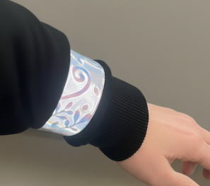 腕につけて光らした様子