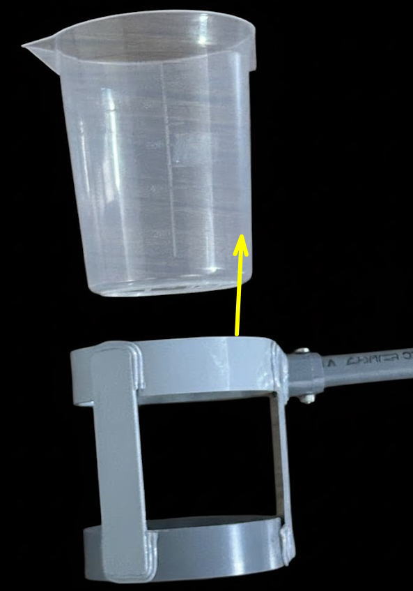 カップの部分だけ持って検査です