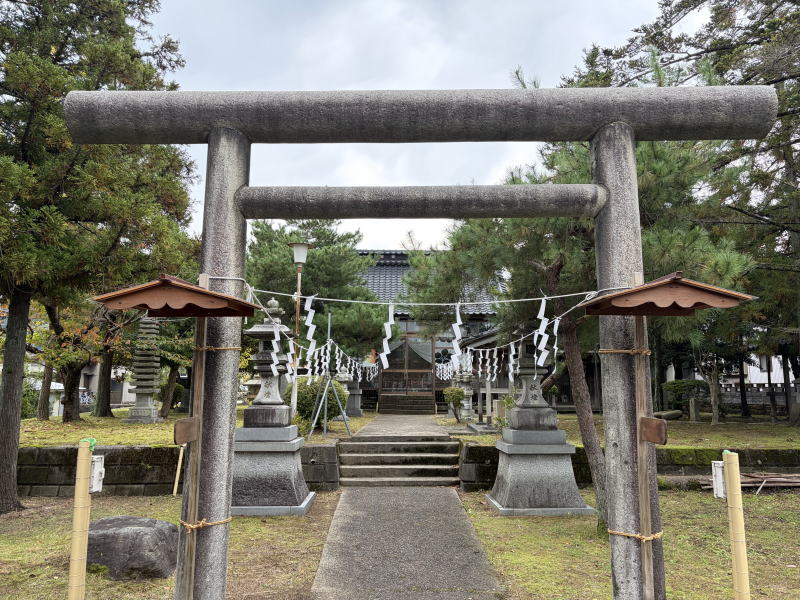 紙垂がつるされている神社の写真