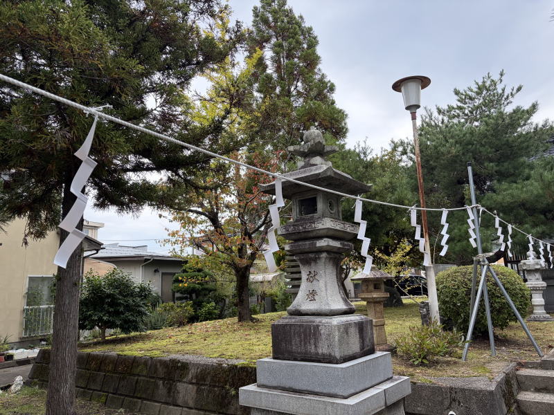 ビニールの紙垂が下がっているじんじゃ